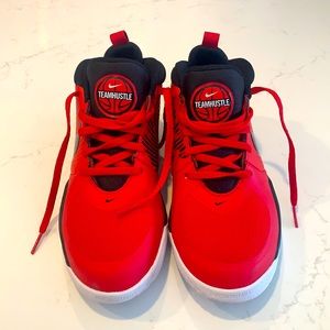 Boys Nike Team Hustle Basketball Shoes